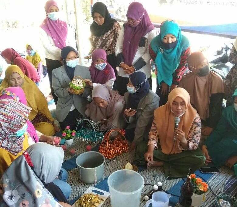 SOSIALISASI : warga yang belajar sosialisasi untuk sampah organik menjadi eco enzym (DOK/RADAR GRESIK)