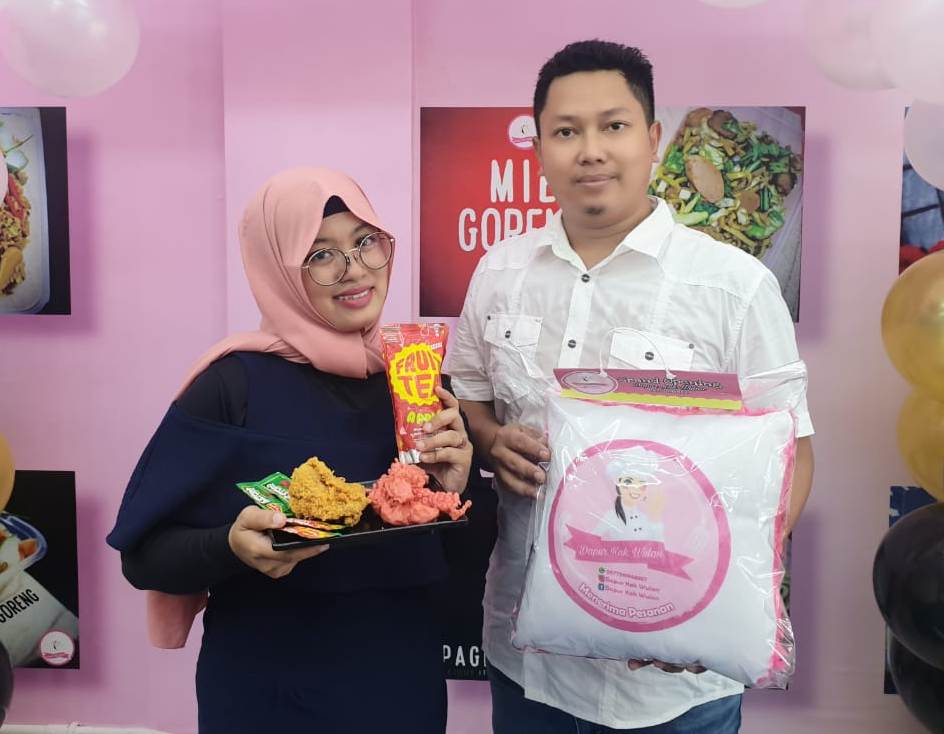 Dibuka : Hendra Irawan dan istrinya Dwi Wulandari memamerkan menu andalan di Dapur Kak Wulan dalam Grand Opening kemarin. (Riri/Radar Gresik)