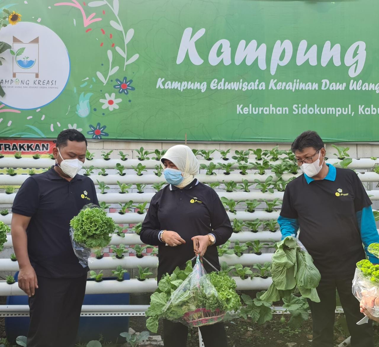 HIDUP SEHAT: Bupati Fandi Akhmad Yani saat peresmian obyek wisata kampung kreasi Desa Sidokumpul Kecamatan Gresik, kemarin.