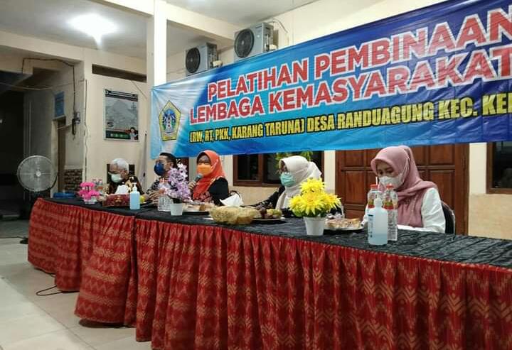 SOSIALISASI: Warga Desa Randuagung saat mengikuti sosialisasi untuk wisata kuliner di kantor desa Jalan Wahidin, kemarin (7/6)