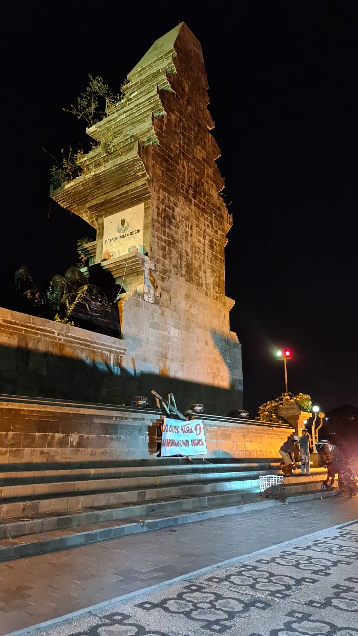 NYARIS AMBROL: Gapura Naga Giri di Jalan Dr Wahidin Sudiro Husodo menjadi perhatian warga karena kondisinya kian rusak.