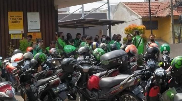 PELANGGARAN PROKES: Para ojol menunggu antrean pesanan BTS Meal di salah satu gerai siap saji GKB, kemarin. (Firman/Radar Gresik)