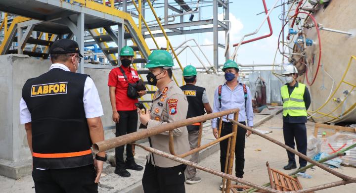 OLAH TKP : Kapolres Gresik saat dampingi Labfor Polda Jatim melakukan olah TKP dilokasi ledakan. (Istimewa/Radar Gresik )