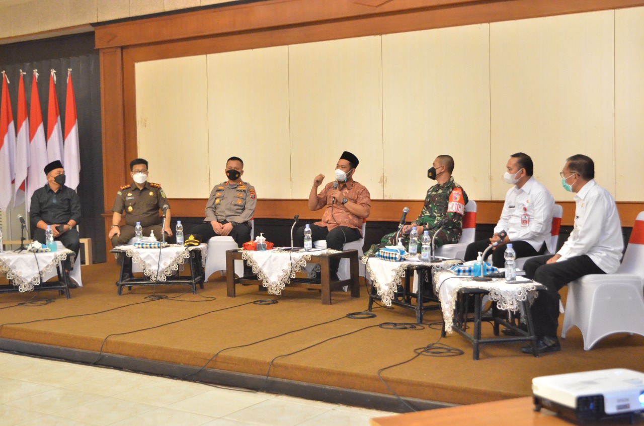 MAKIN MARAH: Bupati rapat bersama forkopimda terkait dengan peningkatan kasus positif Covid-19 di Gresik, kemarin.