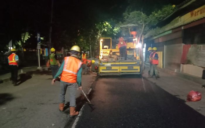ASAL BANGUN: Pembangunan jalan bernilai ratusan juta ini dilakukan tanpa lelang dan kini menjadi perhatian masyarakat dan DPRD Gresik. (Rofiq/Radar Gresik)