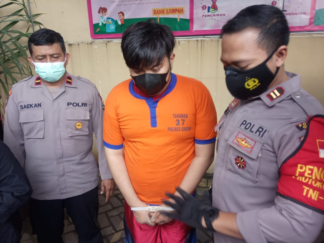 DIAMANAKAN: Kapolsek Manyar Iptu Bima Sakti Pria Laksana menunjukan barang bukti yang dicuri tersangka Yoga Windy Agustian di rumah bos pengusaha Bakso Kaki Sapi di Mapolsek Manyar.