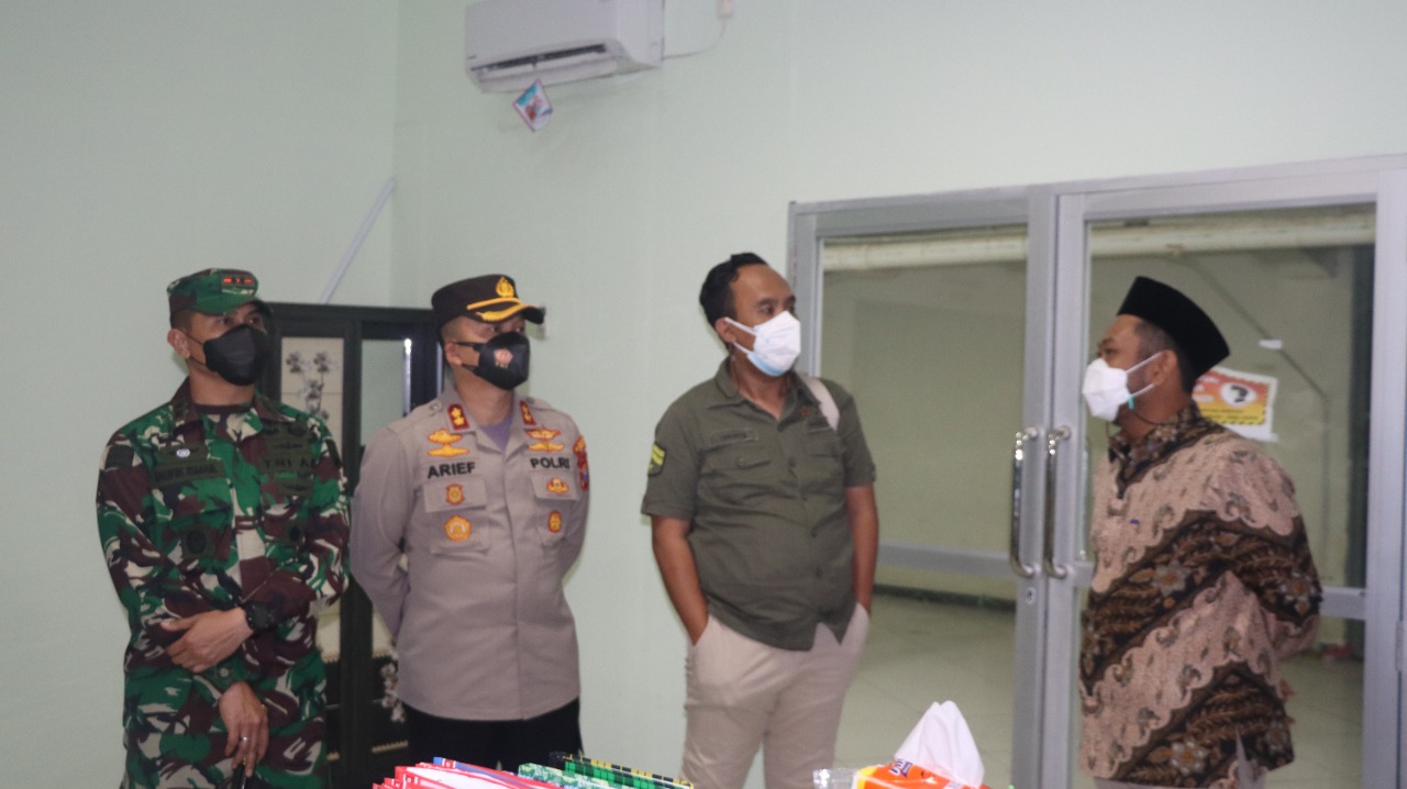TERUS BERTAMBAH: Bupati Gresik Fandi Akhmad Yani menggelar rakor di Aula Sarja Arya Racana bersama Kapolres Gresik AKBP Arief Fitrianto, Dandim 0817 Letkol Inf Taufik Ismail, Kadinkes drg Syaifudin Ghozali dan 17 direktur rumah sakit rujukan pasien Covid-