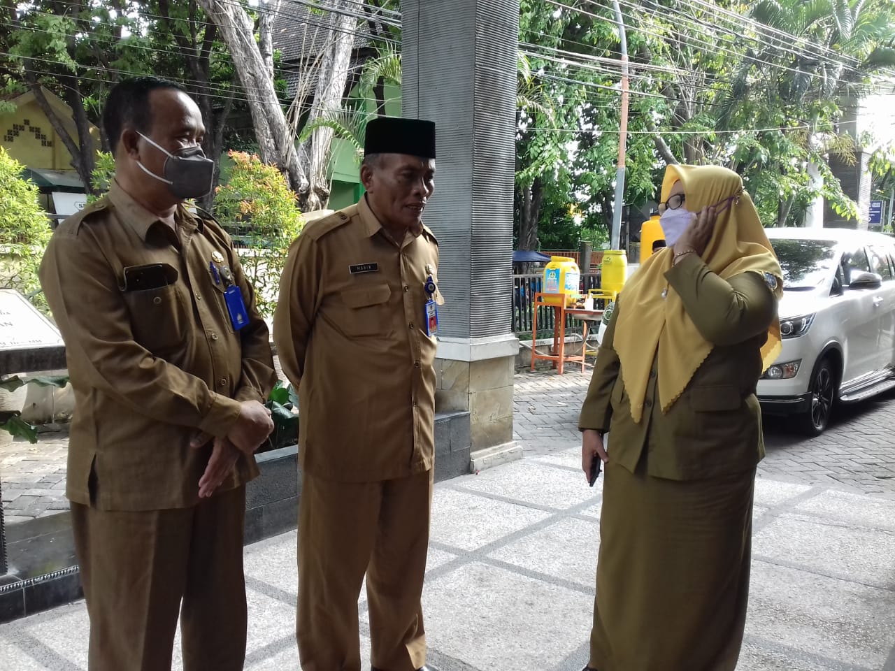 BERKUNJUNG : Wabup Gresik, Aminatun Habibah ke kantor Dispendik Gresik (FAJAR/RADAR GRESIK)