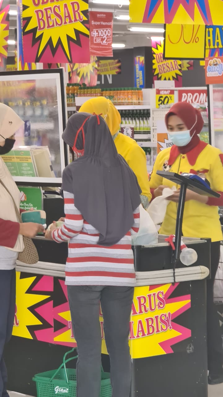 TUTUP GERAI : Giant Gresik bakal tutup toko pada bulan depan dan barang mulai diobral.