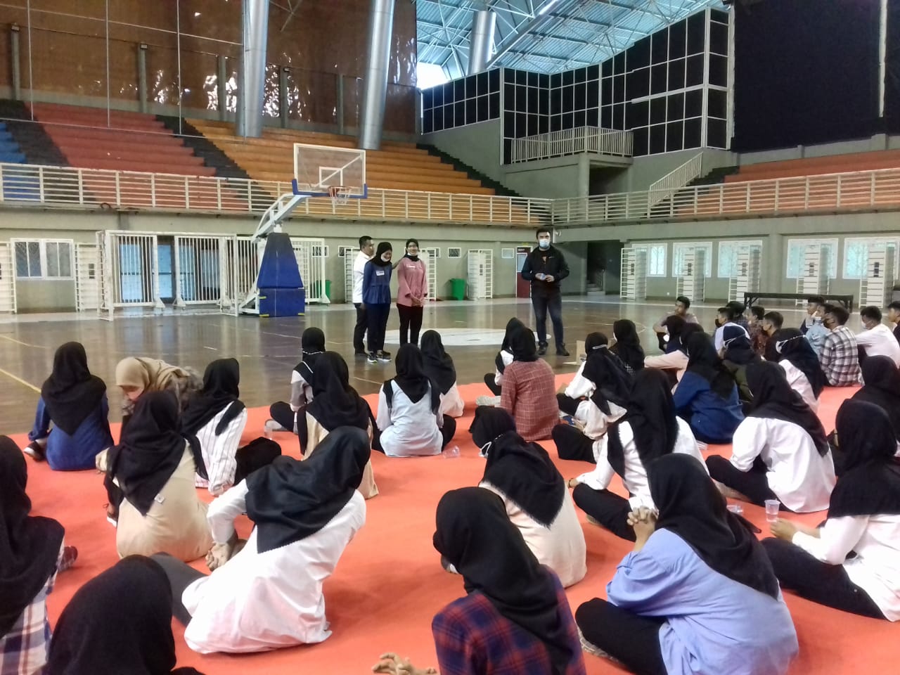 MUDA DAN BERBAKAT: Para peserta Paskibraka Gresik mengikuti pelatihan dan pengecekan postur tubuh di halaman WEP, (FAJAR/RADAR GRESIK)