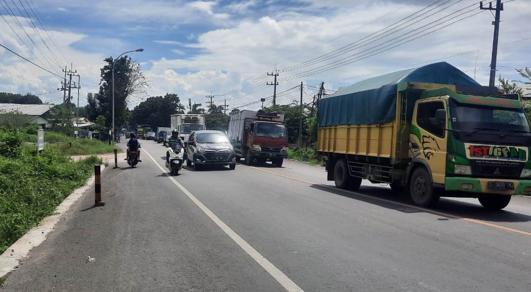 MARAK TINDAK KRIMINAL: TKP yang diduga sering ada pelecehan oleh seorang laki - laki tak dikenal terhadap pengendara perempuan di Jalan Raya Bungah dekat Pom bensin Abar - abir. (Yudhi/Radar GRESIK)