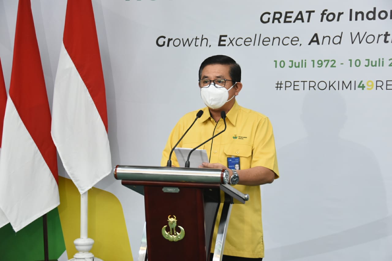 PENUH SEMANGAT: Direktur Utama Petrokimia Gresik, Dwi Satriyo Annurogo saat menyampaiakan sambutan dalam Upacara HUT ke-49 Petrokimia Gresik di Wisma Kebomas (10/07). (Firman/Radar Gresik)