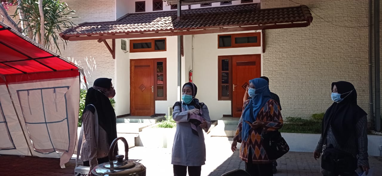 BANTU PEMERINTAH: PC Fatayat NU Gresik berkoordinasi sekaligus survey lokasi dapur umum yang berada di belakang pendopo Kabupaten Gresik.