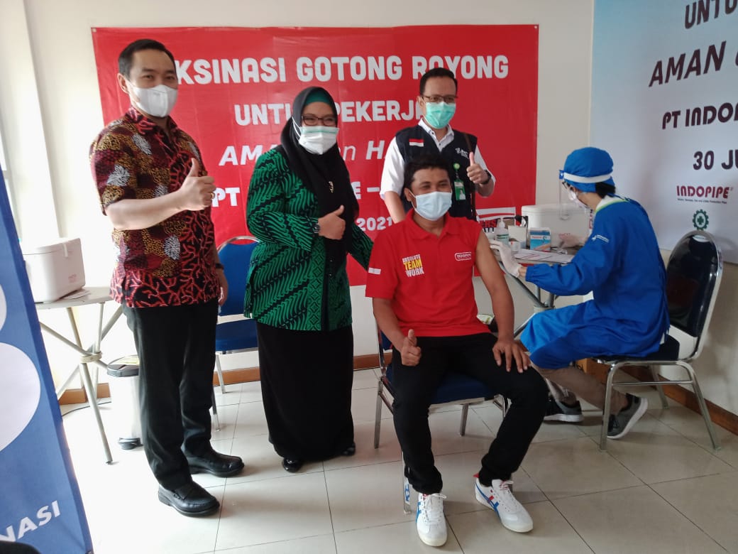 VAKSINASI : Presdir PT Indopipe Kukuh Wira Sarjana (kiri), Wakil Bupati Gresik Hj. Aminatun Habibah (tengah) dan Pdr Candra Ferdian H,  Mkes (RADAR GRESIK/YUDHI)