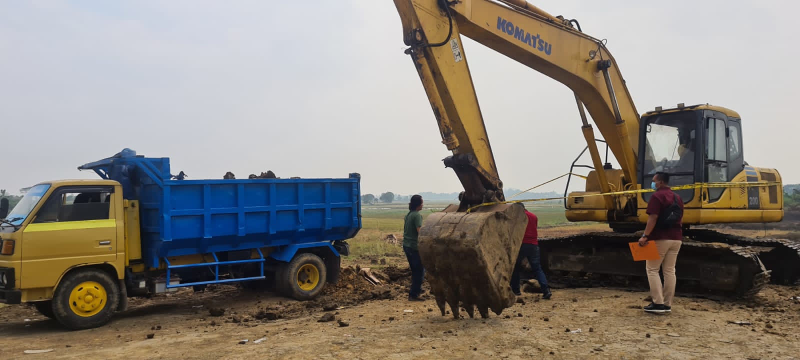DIGREBEK: Polisi saat menggrebek area tambang tak berizin di area pertanian di Desa Jatirembe dan Desa Jatirobo, Kecamatan Benjeng. (Dok/Radar Gresik )