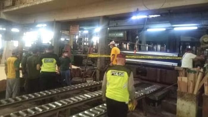OLAH TKP: Kepolisian Resort Gresik memasang garis polisi di lokasi mesin yang menewaskan pekerja PT Nusantara Plywood. (Dok/Radar Gresik)