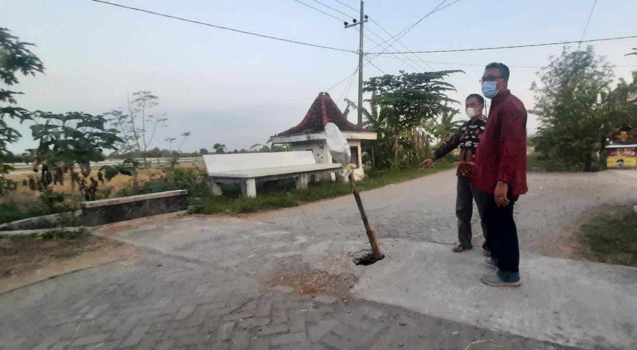 BERLUBANG: Anggota Komisi III DPRD Gresik Sulisno Irbansyah saat melihat langsung kondisi jalan rusak yang ditanami bambu oleh warga. (Istimewa/Radar Gresik )