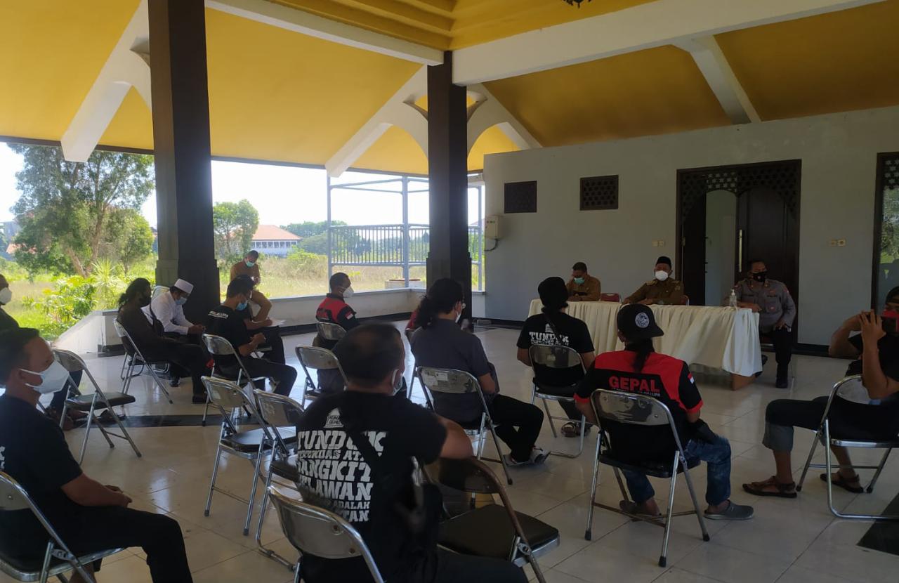 AUDIENSI: LSM Gepal saat mendapingi para PKL saat melakukan audiensi dengan Bupati Gresik Fandi Akhmad Yani di kantor Pemda Gresik. (Yudhi/Radar Gresik )