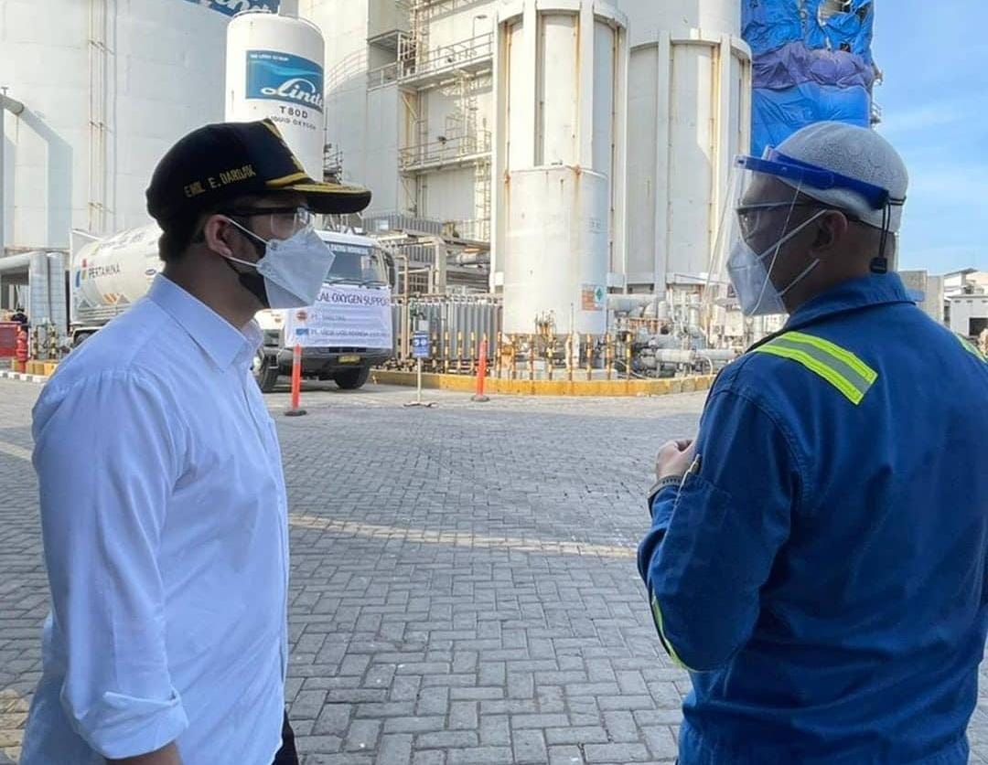 SUPPLY OKSIGEN: Wakil Gubernur Jatim, Emil Dardak saat meninjau PT Smelting. (Dok/Radar Gresik)