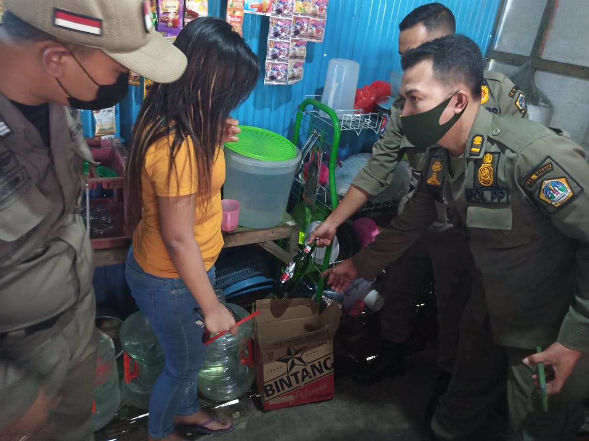 RAZAI: Petugas Satpol PP saat melakukan penggeledahan sejumlah warkop yang menjual minuman keras.