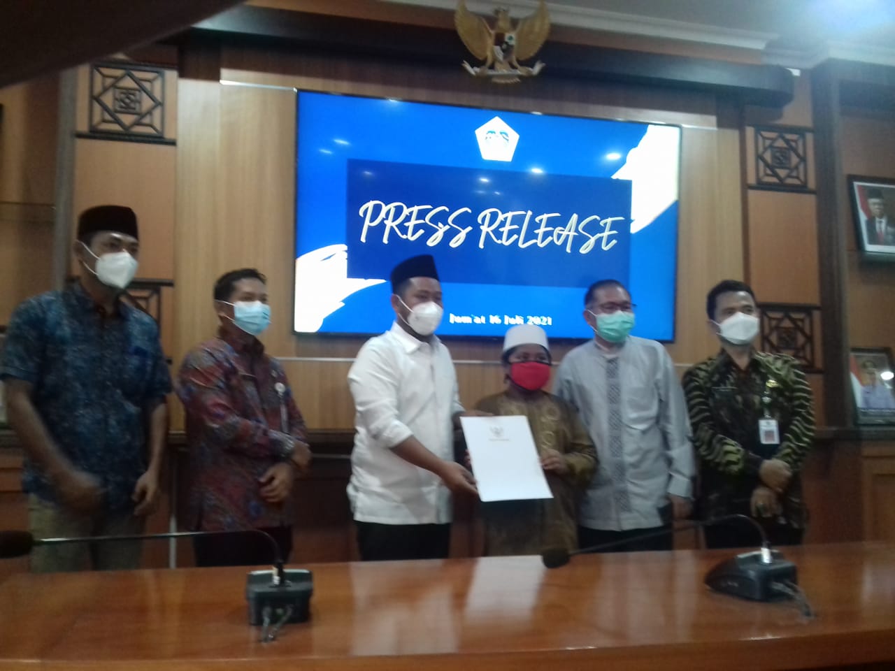 SAMBUTAN: Bupati Gresik, Fandi Akhnad Yani memberikan sambutan untuk memberikan beasiswa kepada Fahrur Rozi sampai S1 (FAJAR/RADAR GRESIK)
