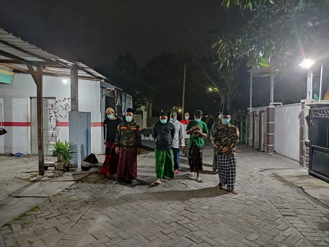 KELILING : Anggota GP Ansor Desa Dahanrejo Kidul saat membacakan salawat burdah keliling desa. (Istimewa/Radar Gresik)