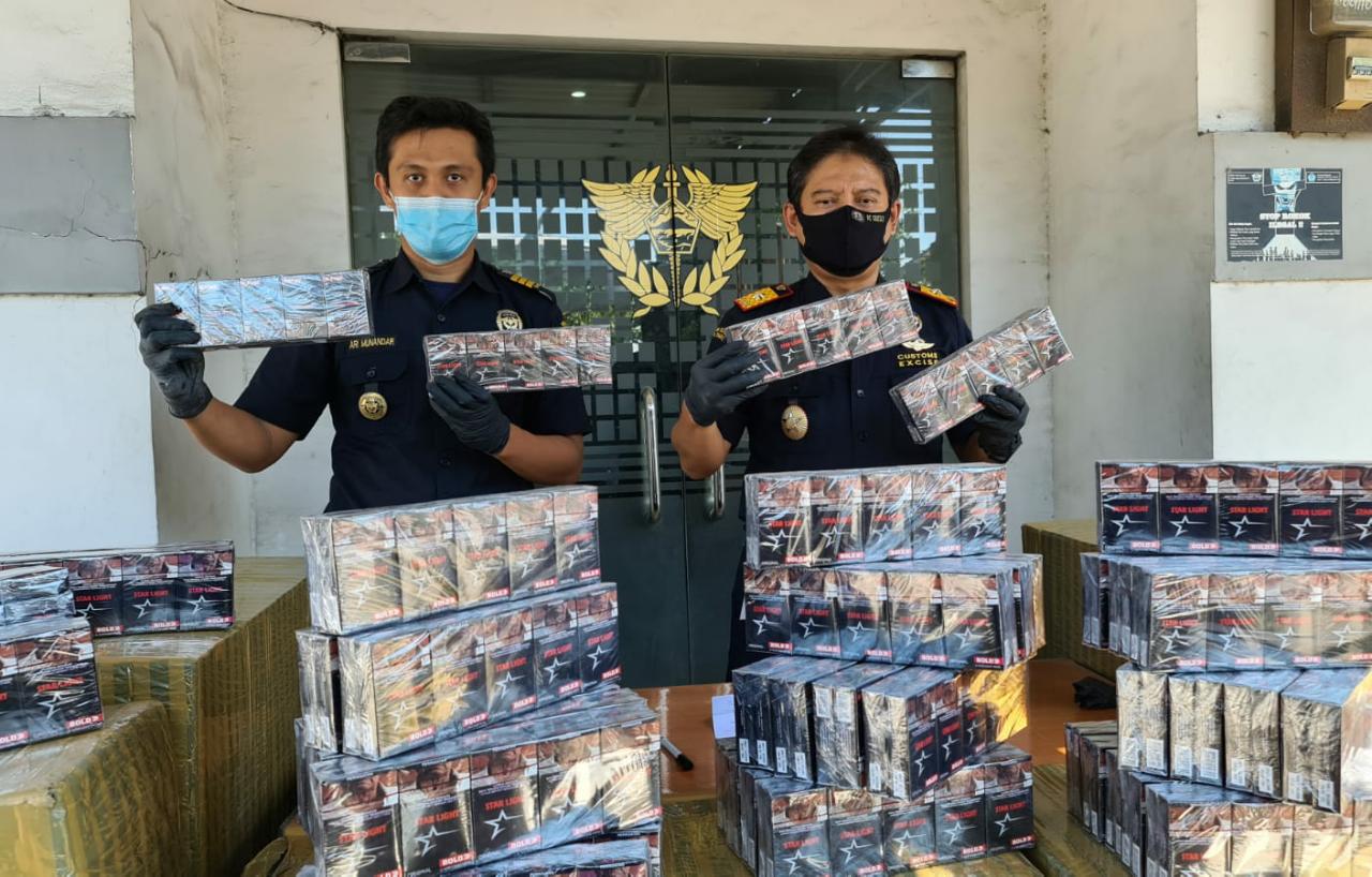 TINGKATKAN PENGAWASAN: Kepala Bea Cukai Gresik, Bier Budy Kismulyanto (kanan) bersama Kasubsie Humas Bea Cukai Gresik, Ary Munandar menunjukkan hasil tangkapan semalam dari bus ALS.