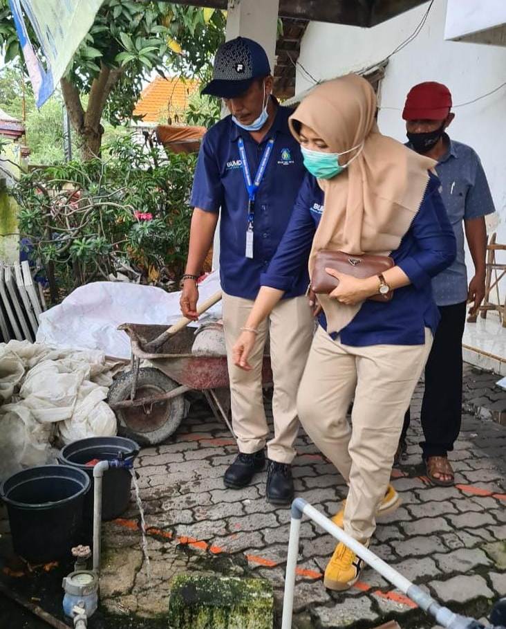 PANTAU LAYANAN : Dirut Perumda Giri Tirta Gresik, Siti Aminatus Zariyah intens melakukan pemantauan layanan distribusi air kepelanggannya. (Firman/Radar Gresik)