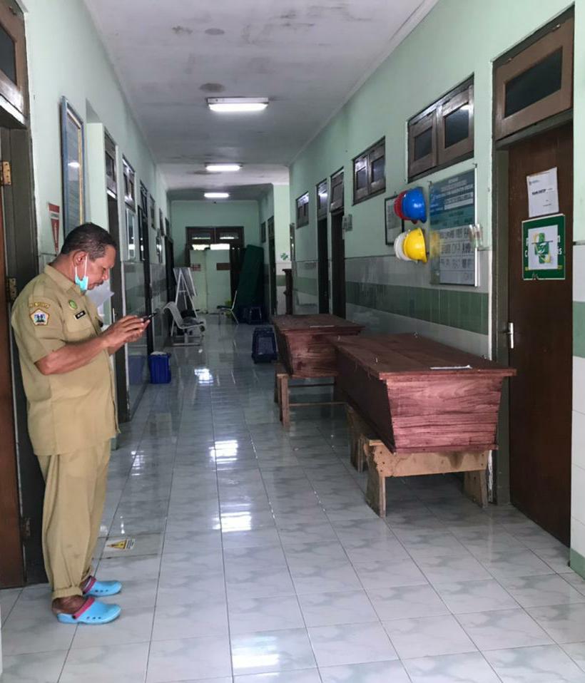 TUNGGU MOBIL: Suasana kamar jenazah RSUD Ibnu Sina dipenuhi peti berisi jenazah yang menunggu untuk dikebumikan.(Firman/Radar Gresik)