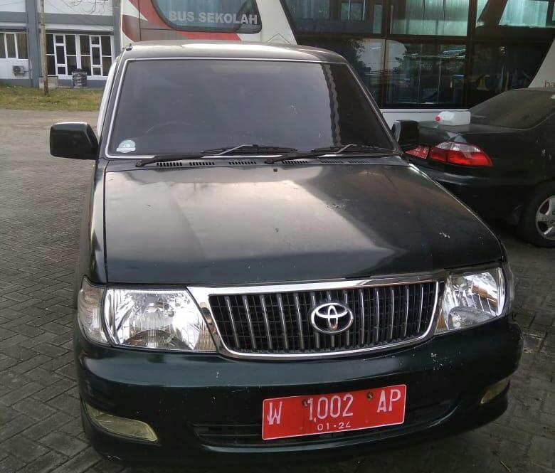 TERPARKIR : Mobil dinas Pemkab Gresik yang akan dijadikan ambulance (DOK/RADAR GRESIK)