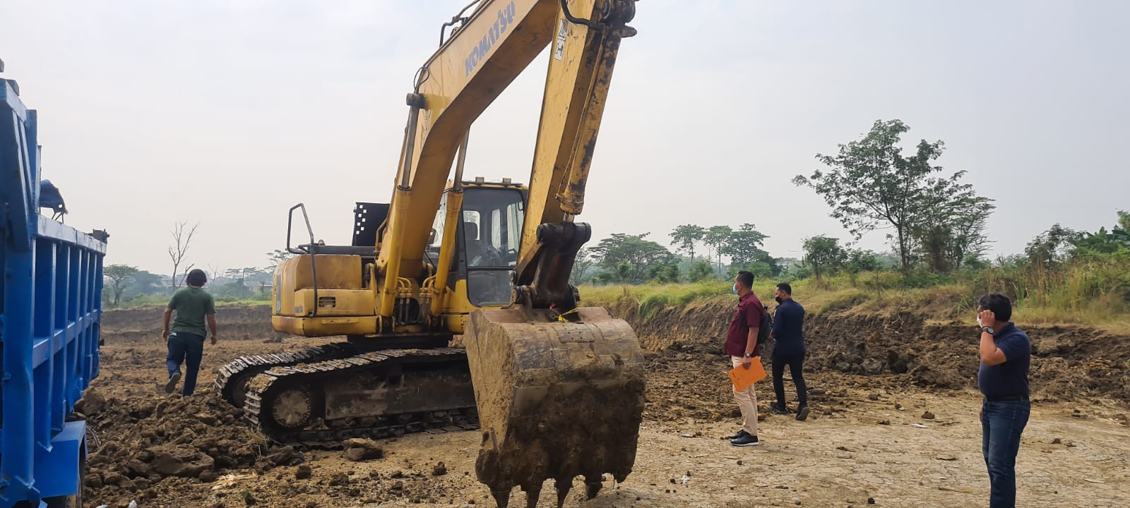 DIAMANKAN: Tujuh unit dump truk sebagai barang bukti diamankan polisi di depan Mapolres Gresik. (Istimewa/Radar Gresik )