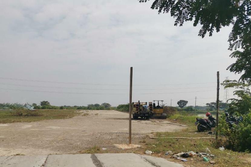 BARU DIKERJAKAN: Pembangunan proyek Uji KIR dikebut usai molor enam bulan.  (Firman/Radar Gresik)