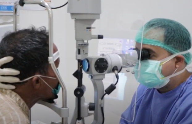 Skrining: Pasien saat melakukan pemeriksaan pra operasi Katarak di Klinik Mata KMU Gresik. (Istimewa)