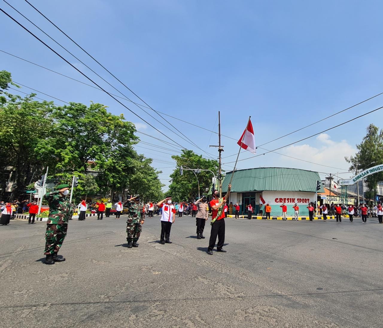 KHIDMAT : Aksi penghormatan kepada sang merah putih dilakukan oleh Forpimcam Gresik dan Kebomas di dua simpang protokol di kota Santri.