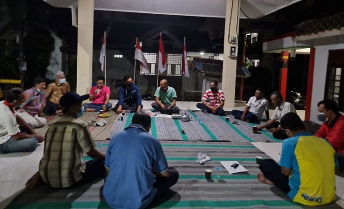 DUDUK BERSAMA: Para pengurus RT dan RW Desa Kembangan dan Randuagung bersama BPD menggelar rapat membahas kelanjutan pembangunan akses akses jalan tembus yang menghubungkan Jalan Perumahan GKA dengan Jalan Belitung Desa Randuagung.