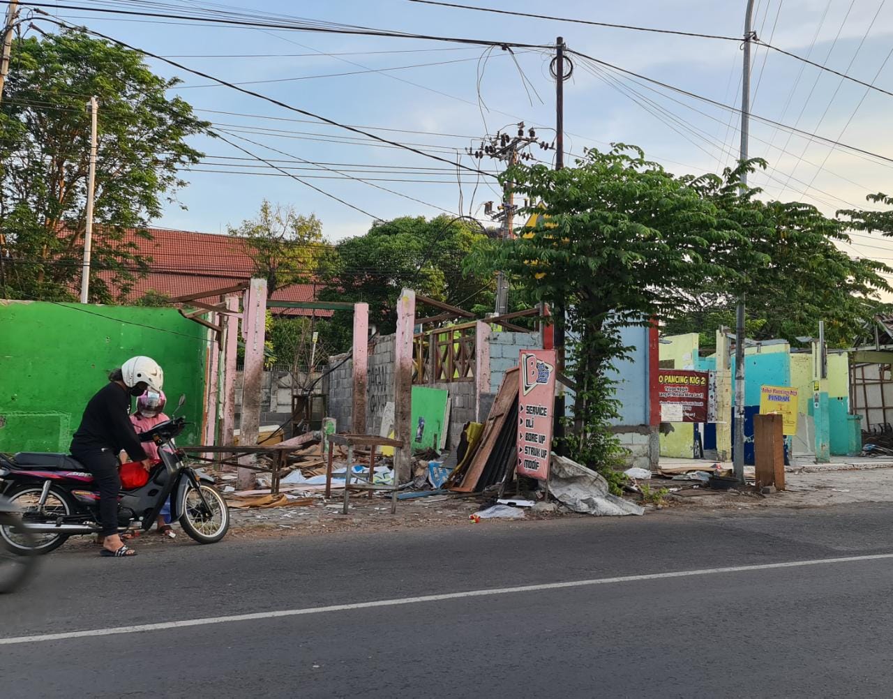 TINGGAL PUING: Deretan bangunan warkop semipermanen mulai dibongkar secara sukarela oleh pemiliknya sejak Rabu pagi, kemarin.   (Dok/Radar Gresik)