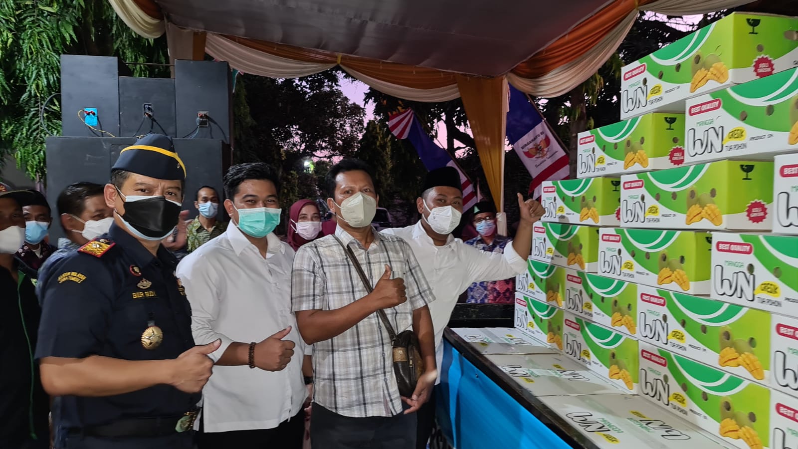 DUKUNG UMKM : Kepala Bea Cukai Gresik, Bier Budy Kismulyanto (kiri), Wakil Ketua Komisi II DPRD Gresik, Syahrul Munir, petani Mangga, Nastain dan Bupati Gresik, Fandi Akhmad Yani melepas ekspor 350kg mangga Sidayu ke Singapura.