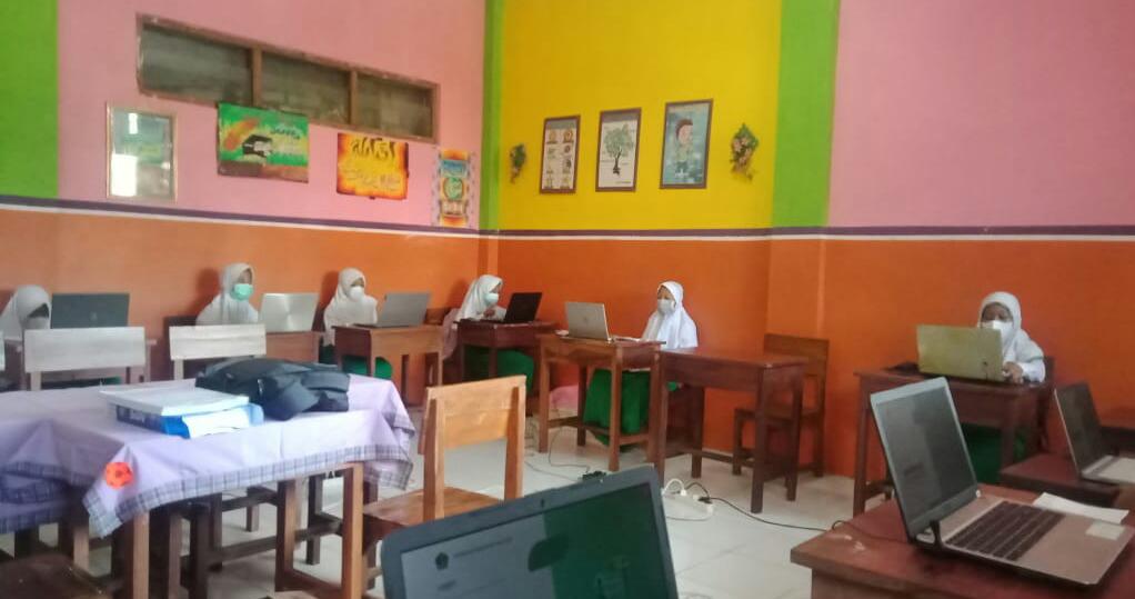SUASANA: Ujian KSM yang digelar salah satu madrasah di Kabupaten Gresik. (DOK/RADAR GRESIK)