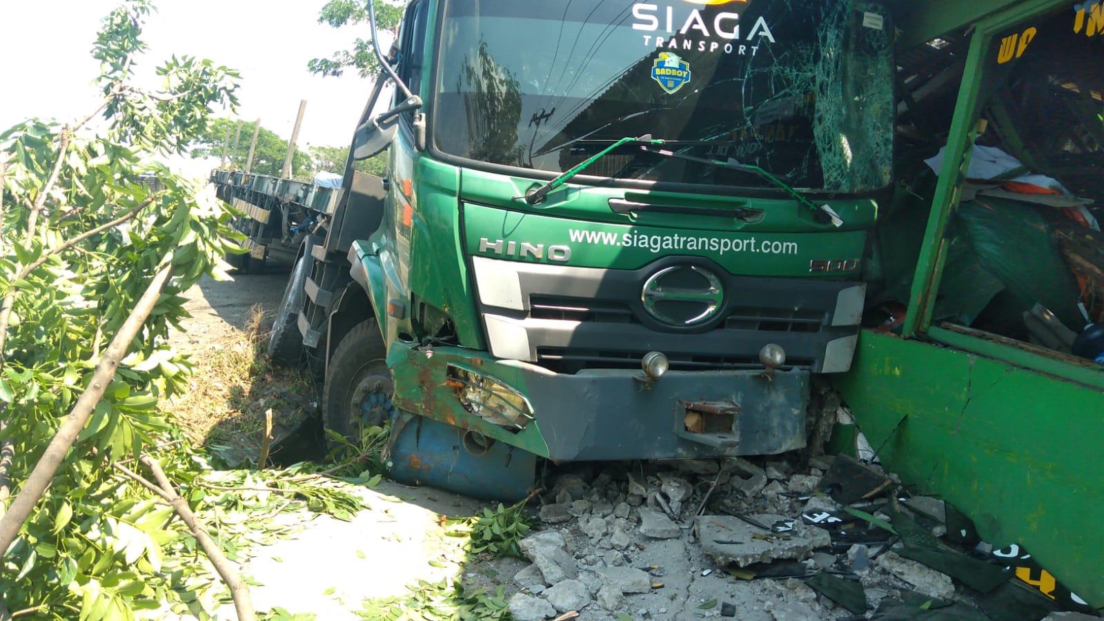 RINGSEK: Truk triler nopol N 8741 UR bermuatan besi beton menabrak warung di dekat Jalan Raya Desa Pandangan, Kecamatan Duduksampeyan.  (Yudhi/Radar Gresik)
