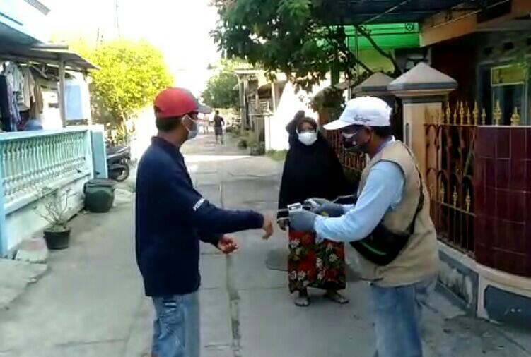 SATGAS COVID-19 LDII : Tim penanganan satgas covid-19 dari LDII membagikan masker dan selalu membantu masyarakat di tingkat desa (DOK/RADAR GRESIK)
