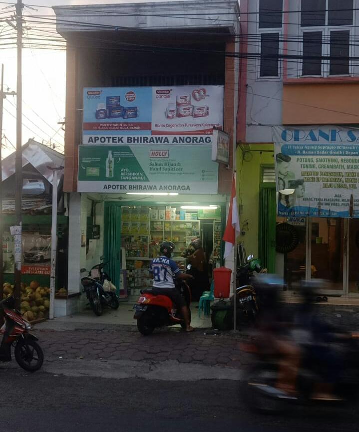 DISIPLIN PERIZINAN: Apoteker di Gresik ketika suasana menerima pembeli obat (Dok/Radar Gresik)