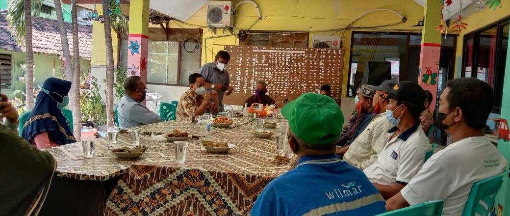 MEDIASI: Salah satu pihak perwakilan RS Nyai Ageng Pinatih melakukan pertemuan dengan urah serta warga di Gresik, kemarin. (DOK/RADAR GRESIK)
