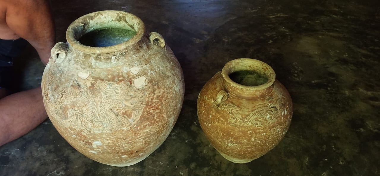 PENEMUAN : Dua Guci corak gambar naga ditemukan nelayan diduga dari era Dinasti Ming.  (Istimewa/Radar Gresik )