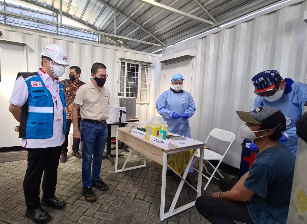 Herd Immunity : Presdir Freeport Indonesia, Tony Wenas meninjau kegiatan vaksinasi para pekerja proyek Smelter Freeport di Gresik. (RADAR GRESIK/DOK)