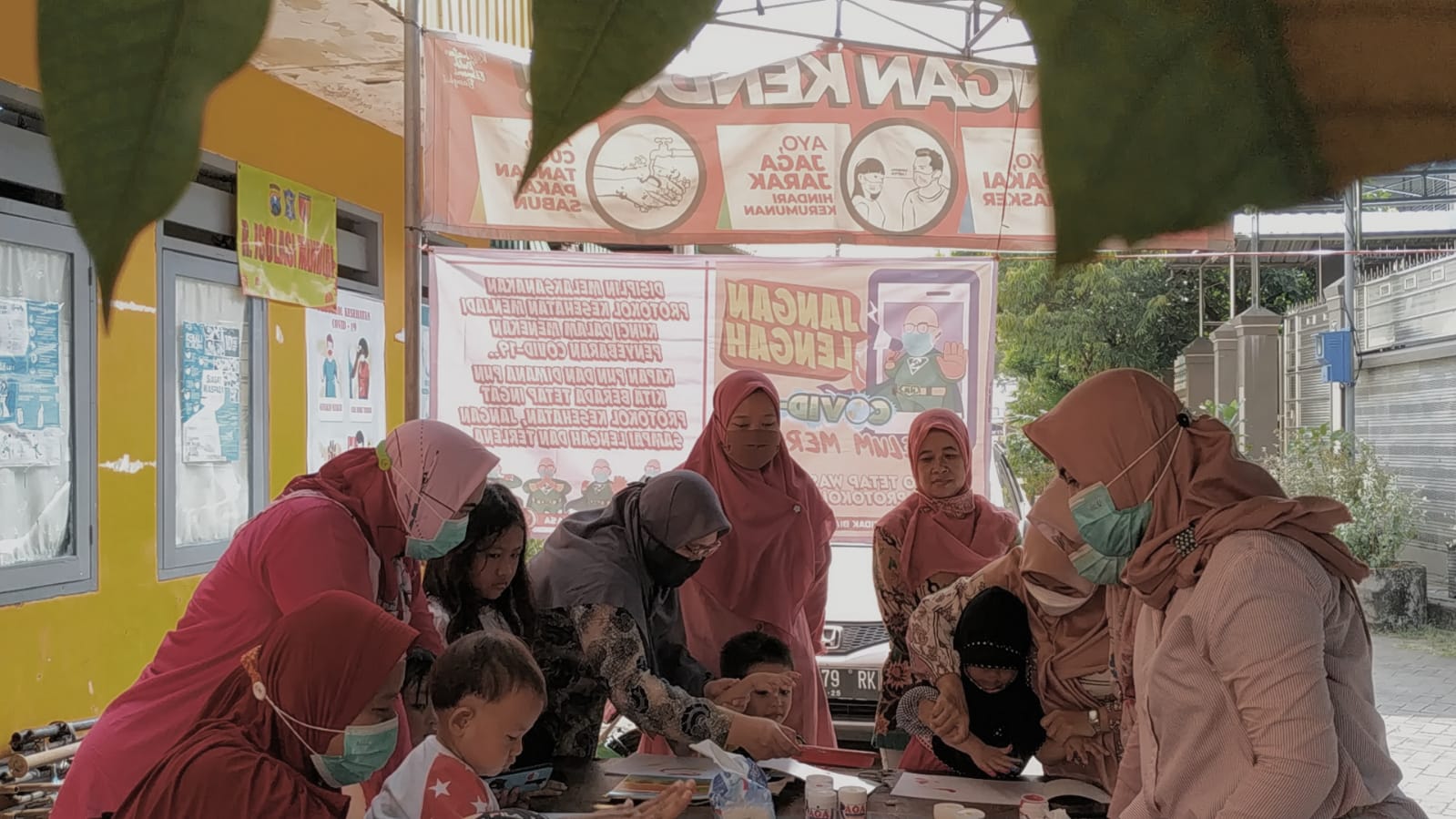 PEMBELAJARAN ANAK USIA DINI: Para dosen menunjukkan cara kepada orang tua untuk meningkatkan perekembangan motorik anak supaya lebih kreatif.