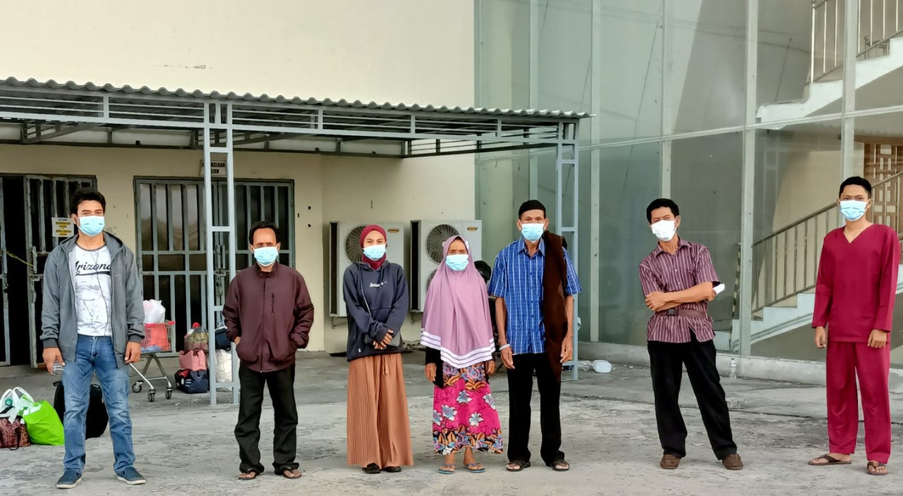 SEMBUH : Pasien terakhir RS Lapangan Gjos diperbolehkan pulang ke rumah setelah dinyatakan sembuh dari Covid-19. (Firmansyah/Radar Gresik)