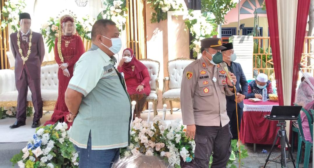 DIBUBARKAN: Camat Cerme Suyono bersama Satgas Covid -19 membubarkan acara resepsi pernikahan di Desa Betiting Kecamatan Cerme. (Istimewa/Radar Gresik)