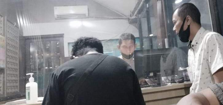 LESU: Korban Umar Faruq,17 saat melapor kehilangan sepeda di Kapolsek Kota Gresik, kemarin. (Istimewa/Radar Gresik)