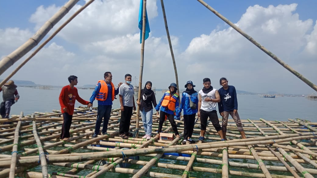 EDUKASI : Para mahasiswa dan dosen bersyukur bisa memasang keramba kerang hijau juga sangat strategis berada pada Kawasan Ekosistem Esensial Ujungpangkah. (DOK/RADAR GRESIK)