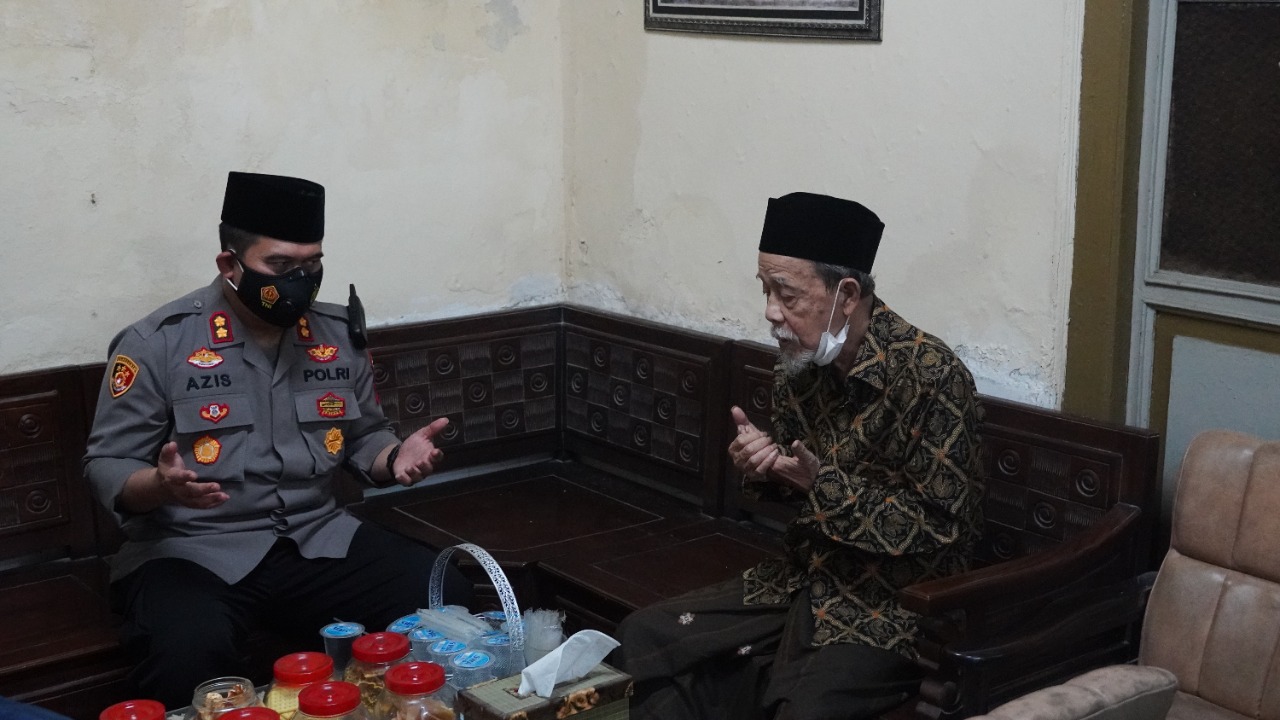 SILATURAHMI: Kapolres Gresik AKBP Mochamad Nur Azis saat silaturahmi ke rumah KH Muhtar Jamil. (Yudhi/Radar Gresik )